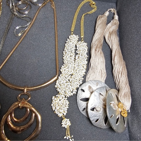 Lot Of 12 Fashion Jewelry Necklaces Various Styles Colors And Makes - Picture 3 of 10